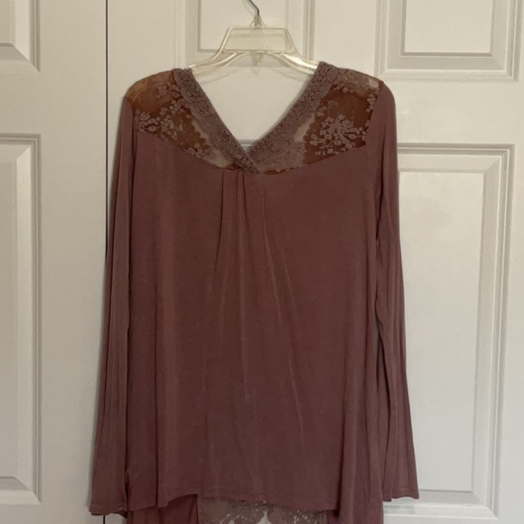 GIMMICKS by BKE Lace Inset Blouse - Picture 3 of 9